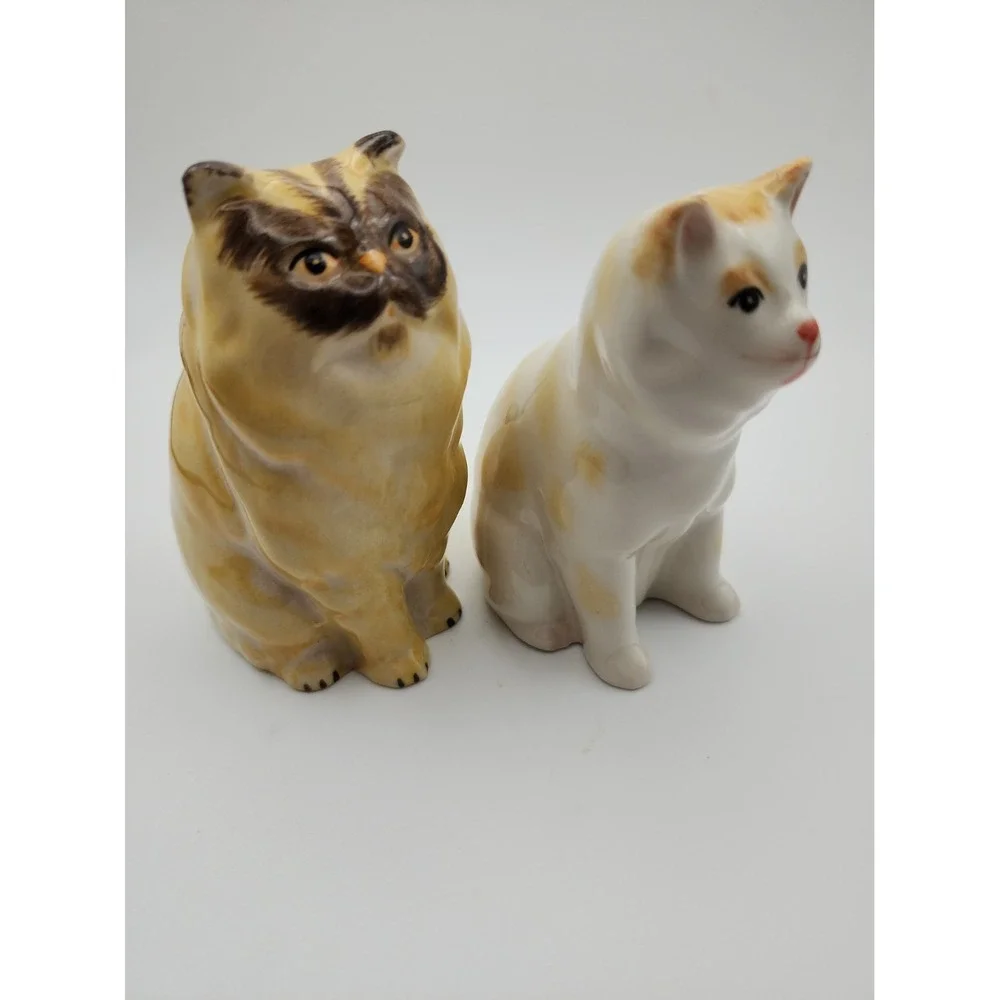 Novelty Cat Salt and Pepper Set. Made In Taiwan. Vintage Style Cat Decor